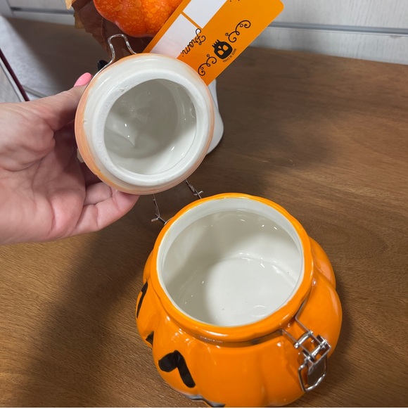 Halloween Cat in Pumpkin Jack o’lantern 🐈⬛🎃Hand painted Canister with Lid NWT - Picture 3 of 4